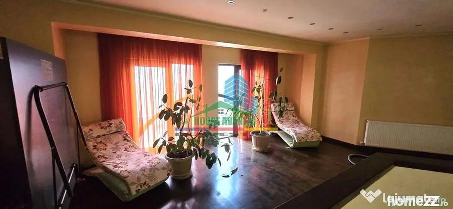 Casă cu 7 camere cu Teren 953 Mp în Central