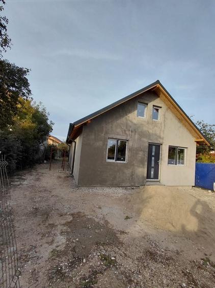 Casă cu 4 camere în Ologeni