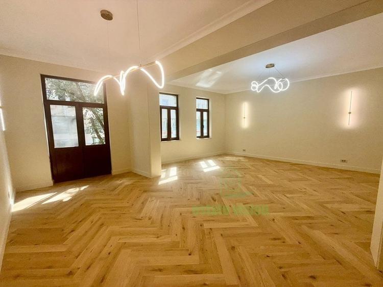 Apartament cu 4 camere semidecomandat în Romană