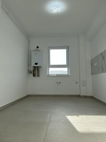Apartament cu 3 camere decomandat în Tractorul