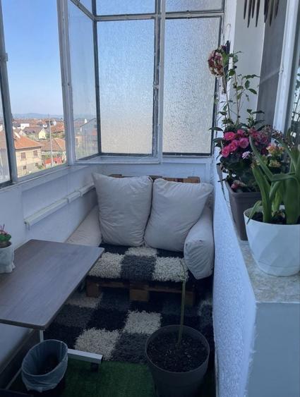 Apartament cu 4 camere semidecomandat în Miorița
