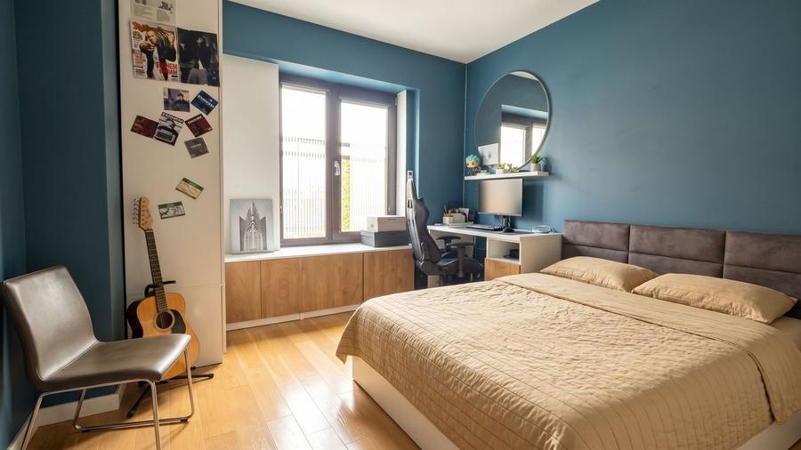 Apartament cu 3 camere semidecomandat, mobilat în Văcăresti