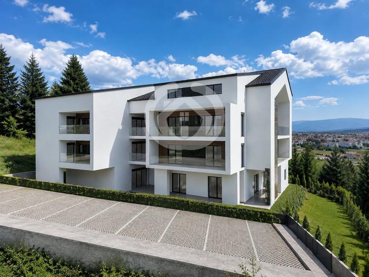 Apartament cu 4 camere decomandat în Cristian