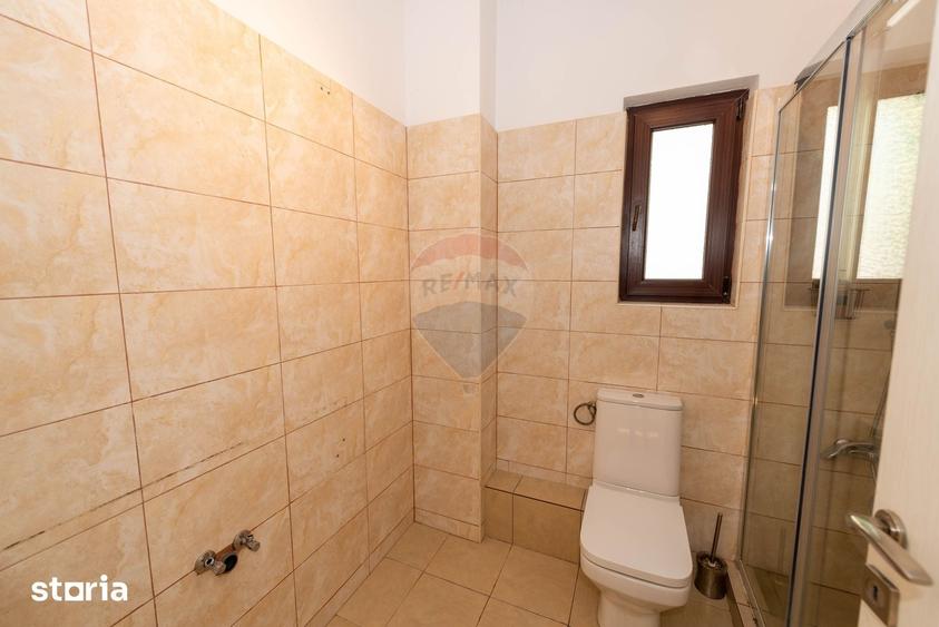 Casă cu 9 camere cu Teren 400 Mp în Central