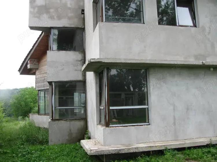 Casă cu 6 camere cu Teren 1700 Mp în 1 Decembrie