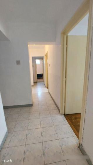 Apartament cu 3 camere semidecomandat în Micro 4