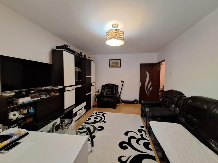 Apartament cu 3 camere decomandat, mobilat în Baba-Dochia