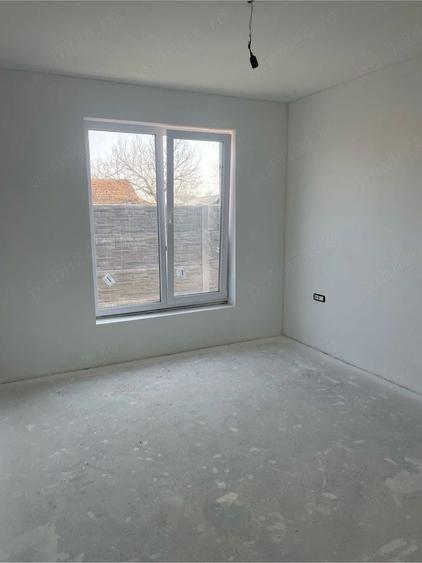 Duplex cu 4 camere cu Canalizare în Albina