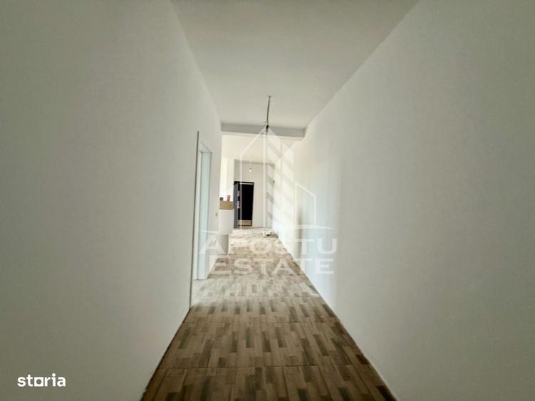 Apartament cu 3 camere în Plopi