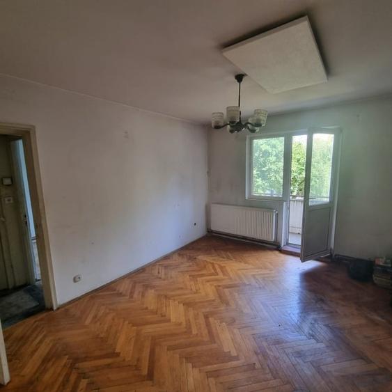 Apartament cu 3 camere semidecomandat în Florilor