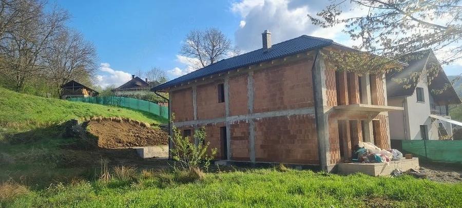 Casă cu Teren 925 Mp în Central