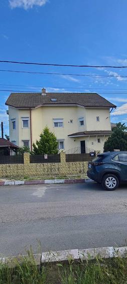 Casă cu 4 camere decomandat în Costinești