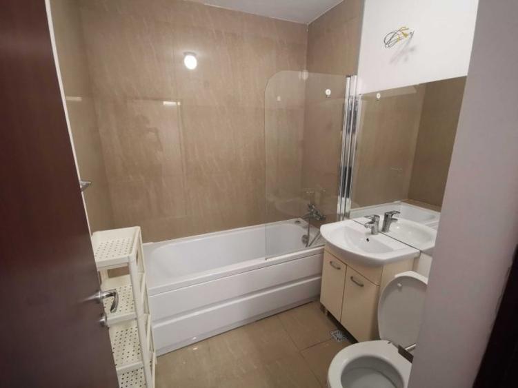 Apartament cu 3 camere semidecomandat în Văcăresti