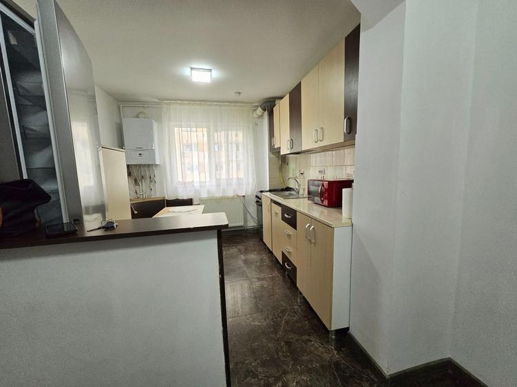 Apartament cu 3 camere semidecomandat, mobilat în Micro 4