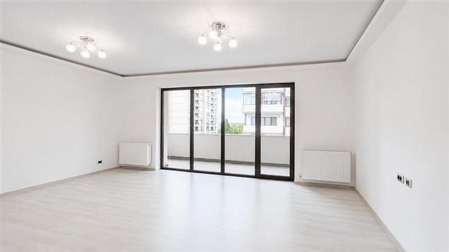 Apartament cu 3 camere decomandat în Tractorul