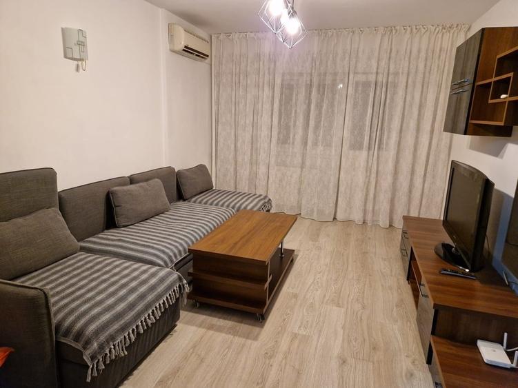 Apartament cu 3 camere decomandat în Tei