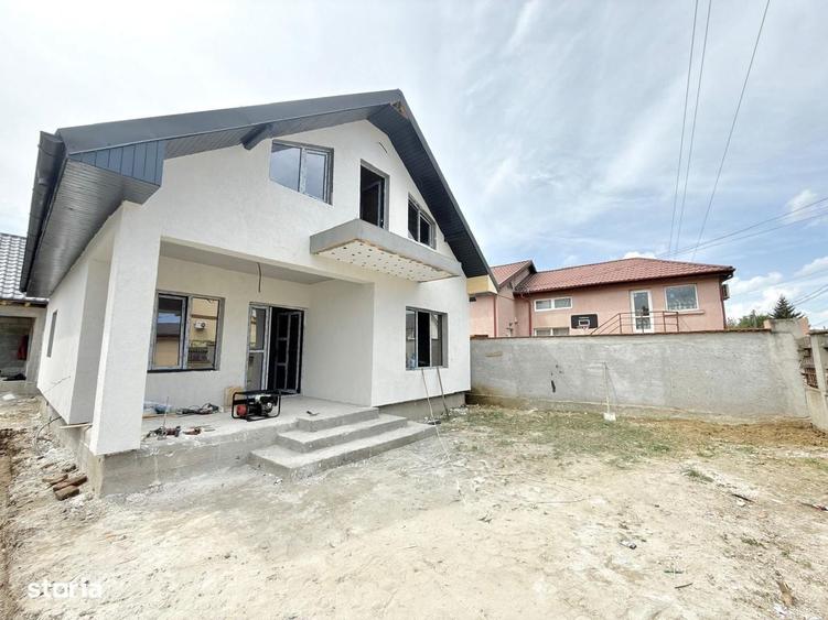Casă cu 4 camere în Lumina