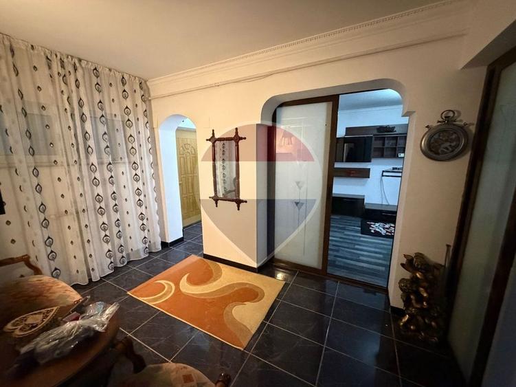 Apartament cu 3 camere decomandat, mobilat în Central