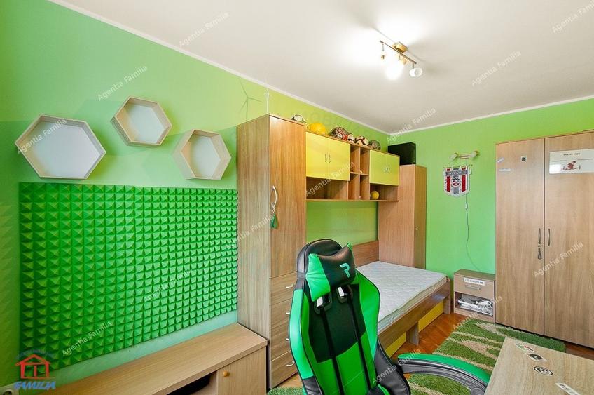 Apartament cu 4 camere semidecomandat, mobilat în Micro 20