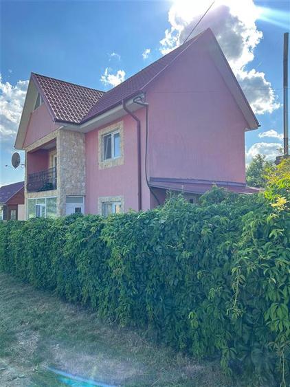 Casă cu 4 camere cu Teren 684 Mp în Lețcani
