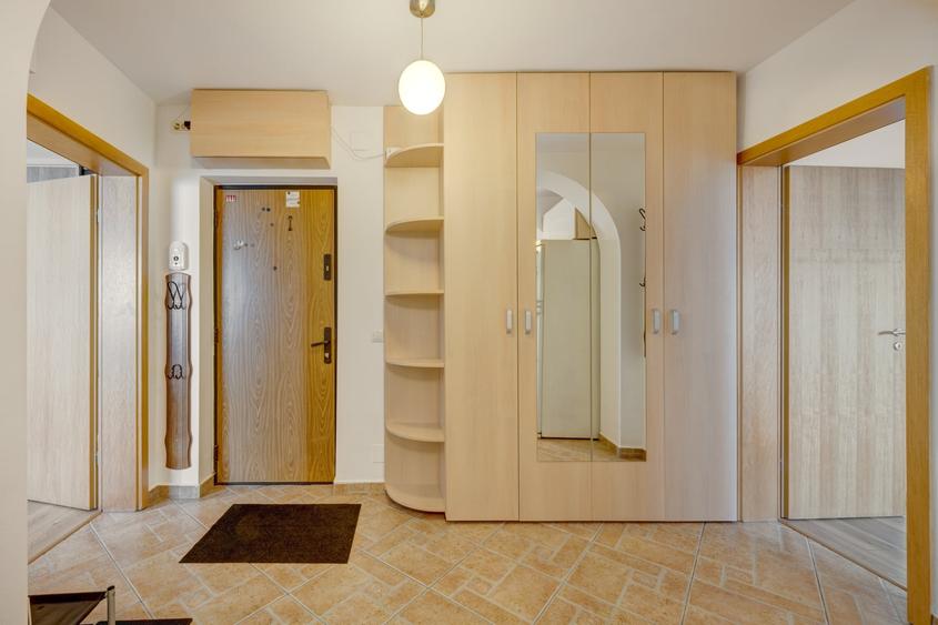 Apartament cu 3 camere semidecomandat, mobilat în Banu Manta