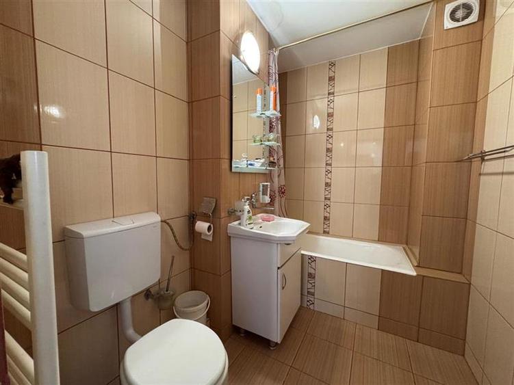 Apartament cu 3 camere decomandat, mobilat în Calea Sighisoarei