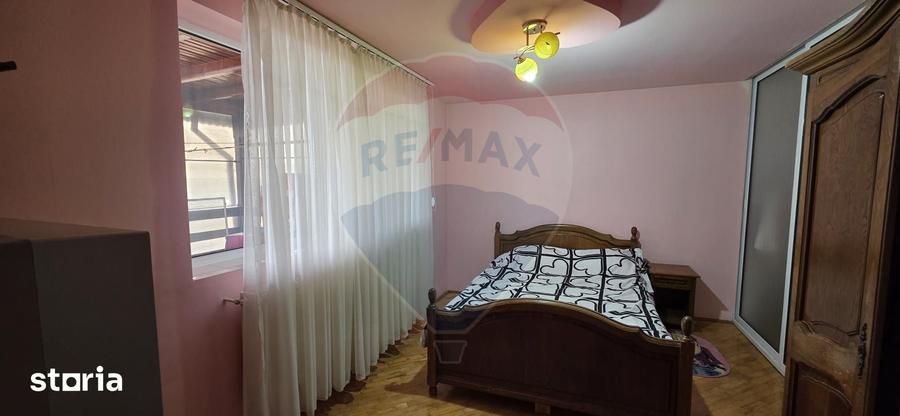 Casă cu 5 camere cu Teren 3156 Mp în Gura Ocniței