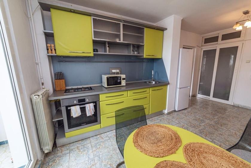 Apartament cu 3 camere semidecomandat, mobilat în Militari