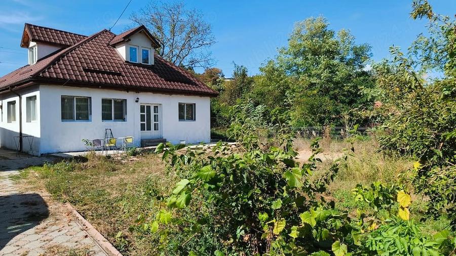Casă cu 5 camere cu Teren 2000 Mp în Central