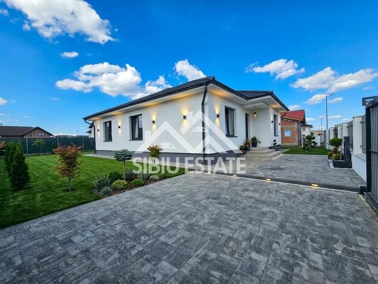 Casă individuală cu 4 camere cu Canalizare în Cristian