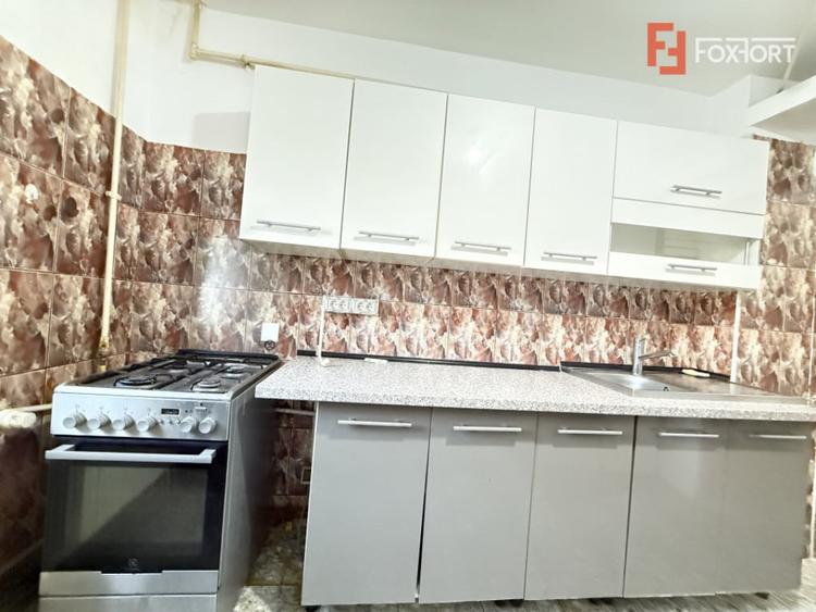 Apartament cu 3 camere decomandat în Lipovei