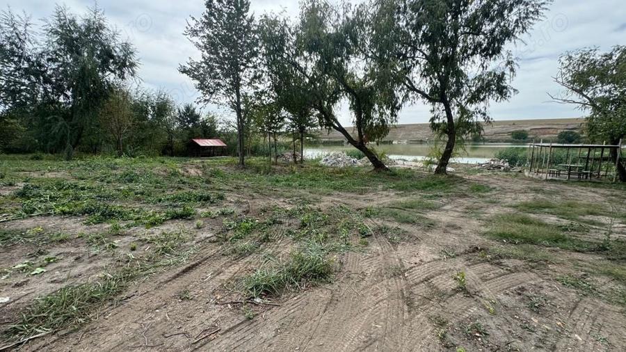 teren intravilan construibil pe malul lacului - 1