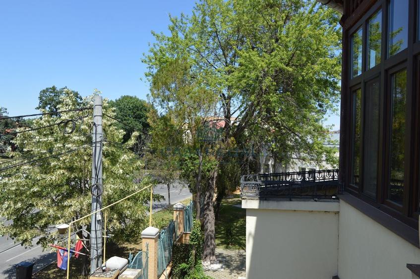 Casă individuală cu 20 camere cu Canalizare în Central