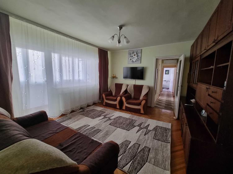 Apartament cu 3 camere semidecomandat, mobilat în Girocului