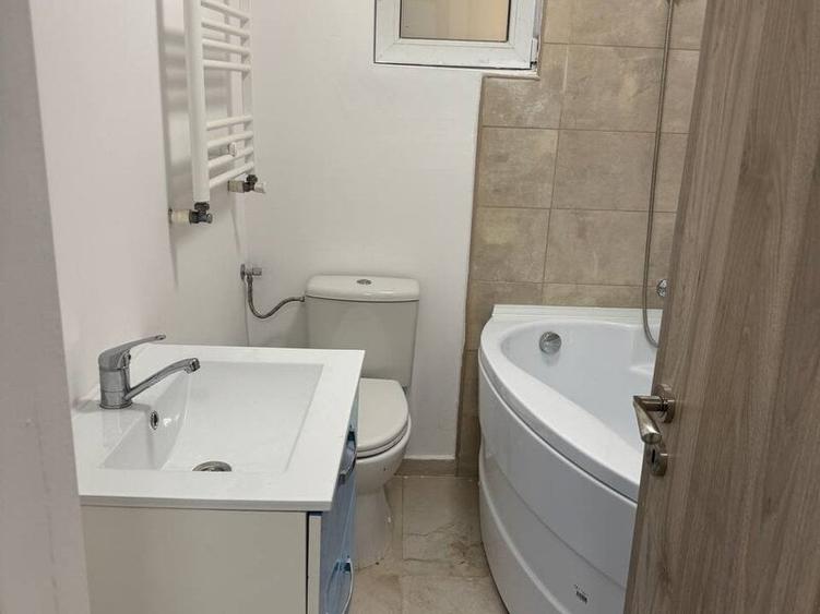 Casă individuală cu 12 camere cu Canalizare în Banu Manta