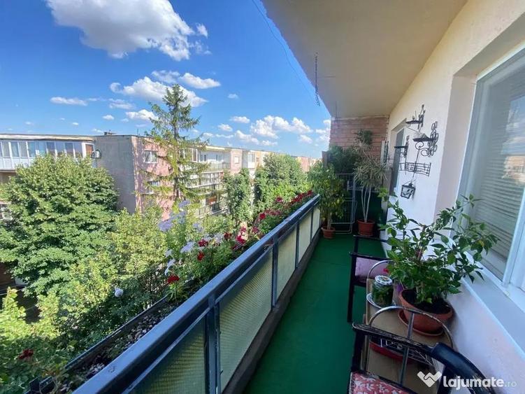 Apartament cu 4 camere decomandat în Miorița