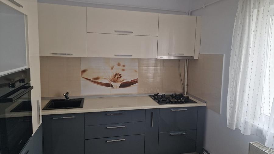 Apartament cu 3 camere decomandat în Calea București