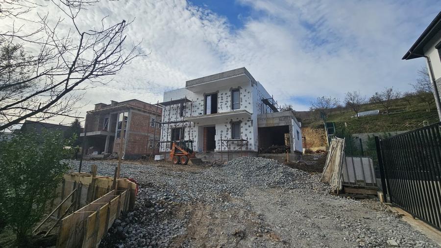 Casă individuală cu 5 camere cu Garaj în Făget