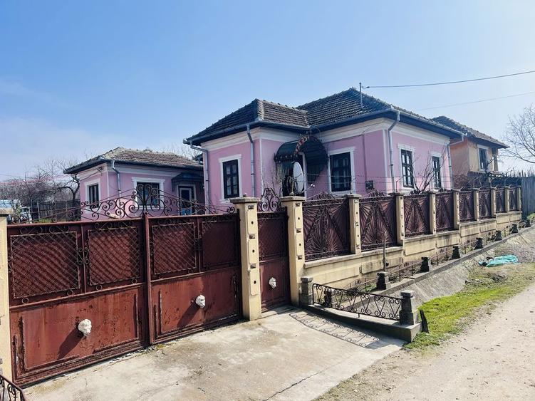 Casă cu 4 camere în Pătulele