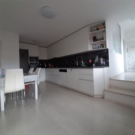 Vand casa cu demisol , parter , mansarda in Dambul Rotund - 3