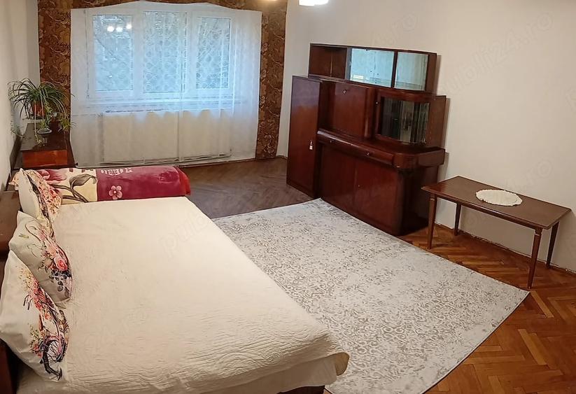 Apartament cu 3 camere semidecomandat în Central