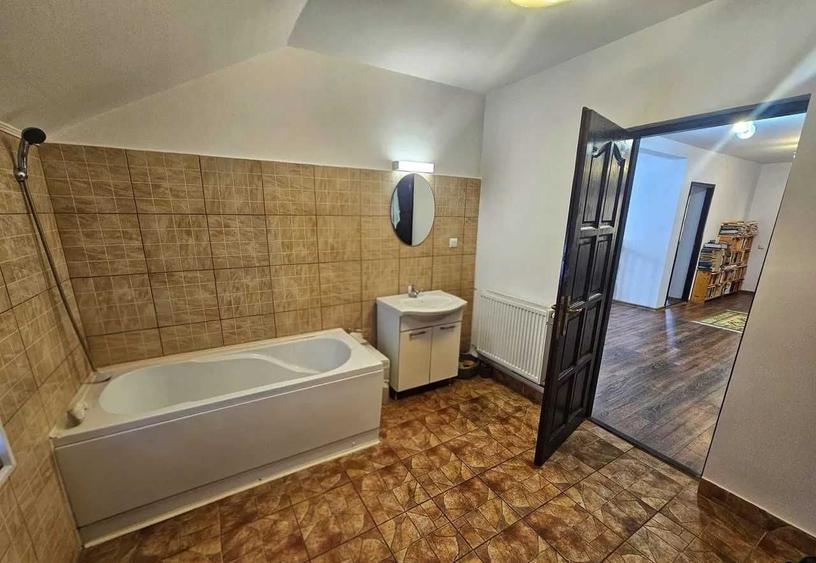 Casă cu 4 camere în Central