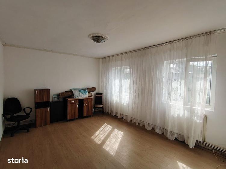 Apartament cu 4 camere nedecomandat în Micro 9