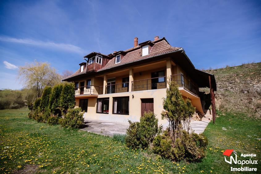 Casă individuală cu 9 camere cu Teren 8223 Mp în Mărgău