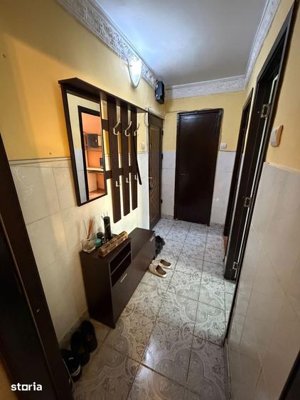 Apartament cu 3 camere semidecomandat în Craiovița Nouă