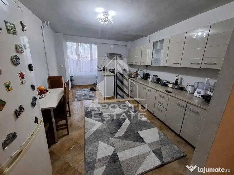 Apartament cu 4 camere decomandat în Mircea cel Bătrân