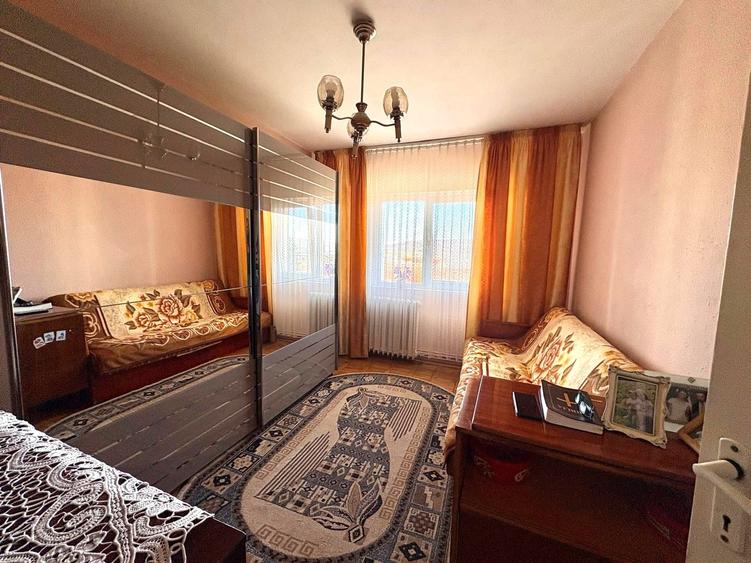 Apartament cu 3 camere decomandat în Exterior Est