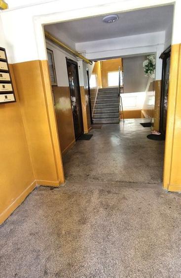 Apartament cu 3 camere semidecomandat în Km 4