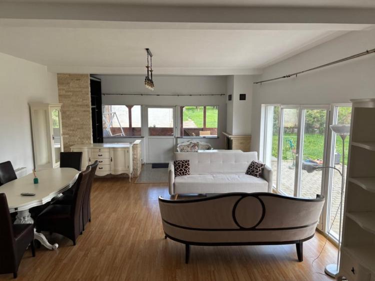 Casă cu 5 camere cu Teren 4000 Mp în Comșești