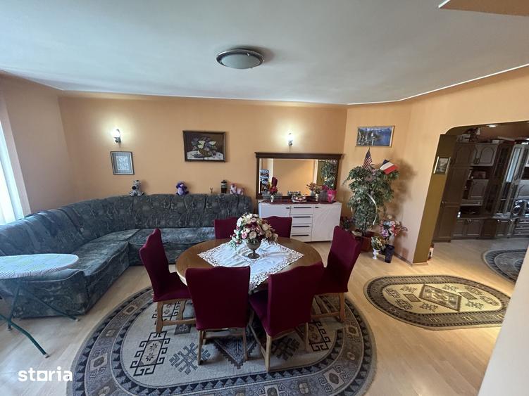 Casă cu 7 camere cu Teren 1300 Mp în Central